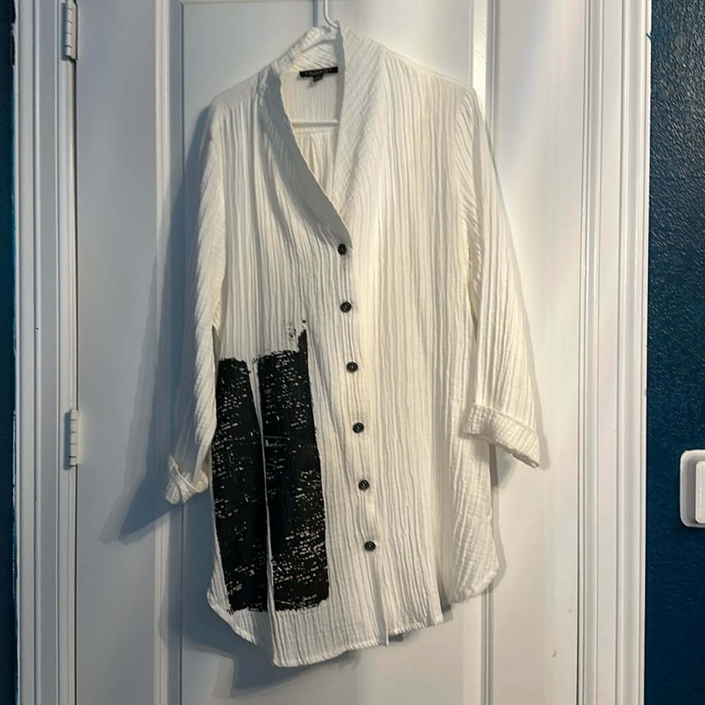 Luukaa White Crinkle Blouse with Black print sz 16
